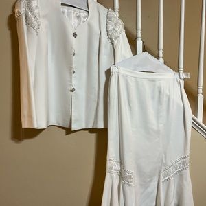 White 2 piece Suit size 18